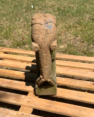 Antica scultura in pietra di elefante indiano