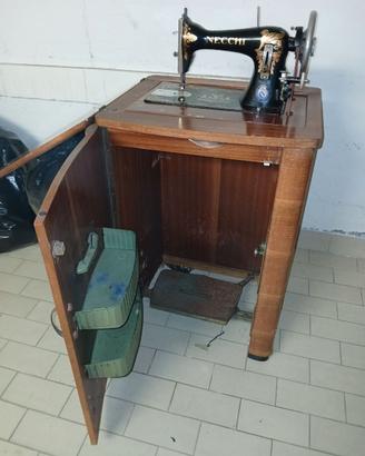 Macchine da cucire singer e necchi a pedale