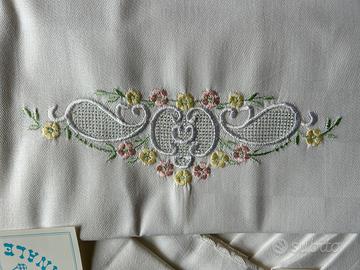 Tovaglia ricamata “arte Fiorentina”