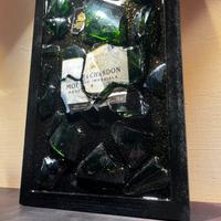 Quadro con bottiglia rotta