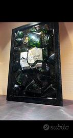 Quadro con bottiglia rotta