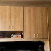 Armadio componibile a ponte in legno.