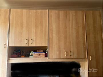 Armadio componibile a ponte in legno.