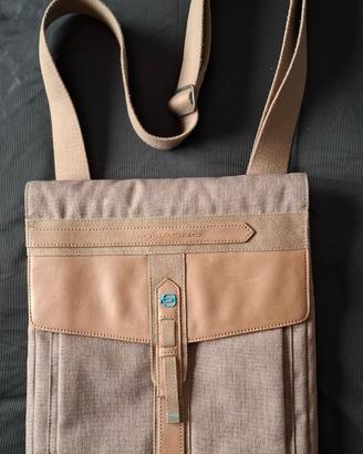 "PIQUADRO" BORSA CON TRACOLLA IN TESSUTO E PELLE.