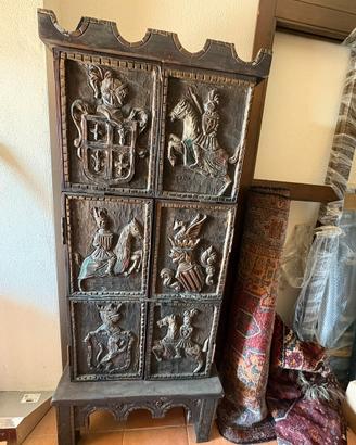 Mobile in legno intagliato