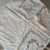 tovaglia da the ricamata a mano con 6 tovagliolini