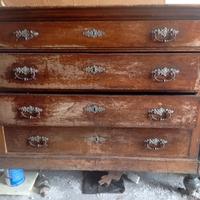 vecchia cassettiera da restaurare