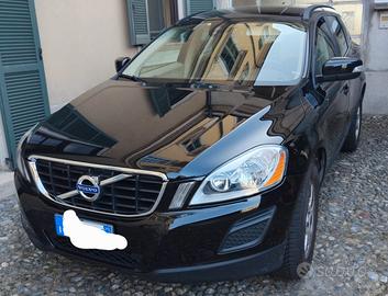 Volvo XC60 con gancio traino e porta bici