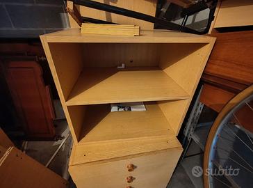 Mobiletto basso in legno con ripiani - 