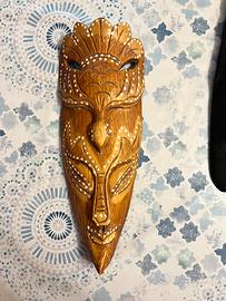 Maschera africana in legno intagliata a mano