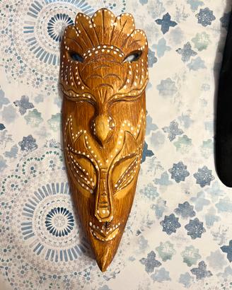 Maschera africana in legno intagliata a mano
