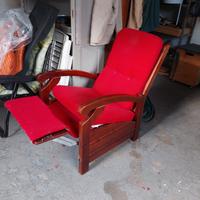 Sedia in legno con cuscini rossi e ribaltina piedi