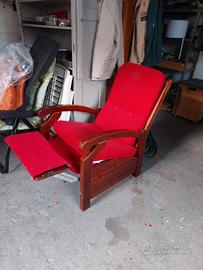 Sedia in legno con cuscini rossi e ribaltina piedi