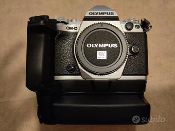 OLYMPUS E-M5 MARK II + impugn.vertic.OLYMPUS HLD6P