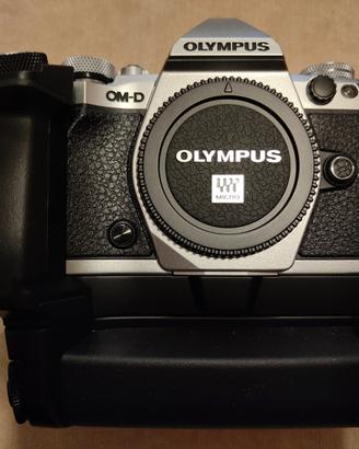 OLYMPUS E-M5 MARK II + impugn.vertic.OLYMPUS HLD6P
