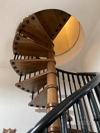 Scala a chiocciola in legno