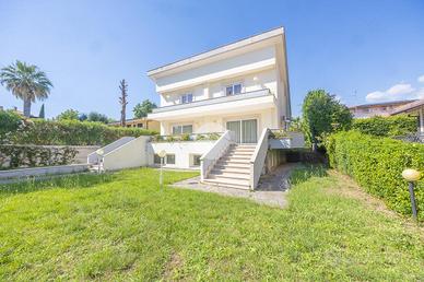 VILLA SINGOLA A GUIDONIA MONTECELIO