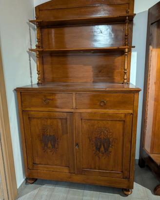 Credenza antica con piattaia restaurata