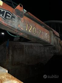 Cassa scarrabile con gru