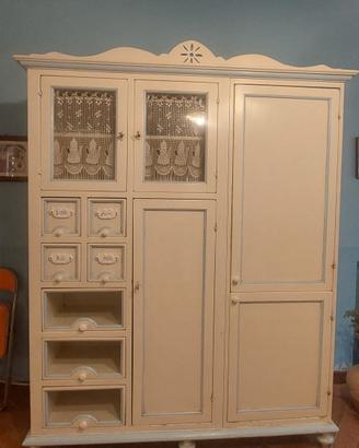 Credenza in stile shabby chic 