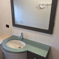 Arredo bagno con specchio e box doccia