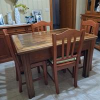 Tavolo con sedie e Comó