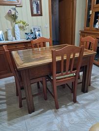 Tavolo con sedie e Comó