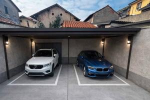 Garage con Deposito e Giardino Privato