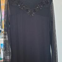 Maglietta nera con scollatuta in pizzo