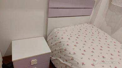Letto singolo con materasso e comodino