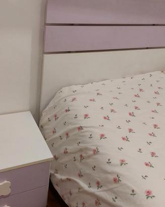 Letto singolo con materasso e comodino
