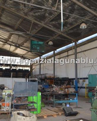 Locale artigianale nelle immediate periferie