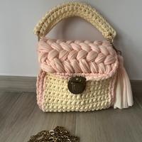 Borsa fatta ad uncinetto