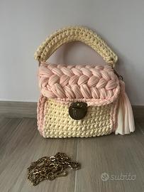 Borsa fatta ad uncinetto