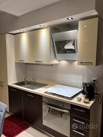 Cucina completa di elettrodomestici