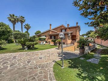 Villa di 300 m² con più di 5 locali e box auto dop