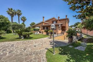 Villa di 300 m² con più di 5 locali e box auto dop