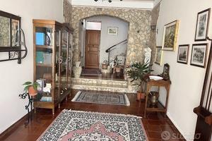 CV100 Stabile a solo con magazzino e giardino