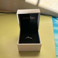 Anello Pandora con cuore obliquo