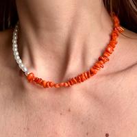 Collana handmade con perline arancioni e bianche