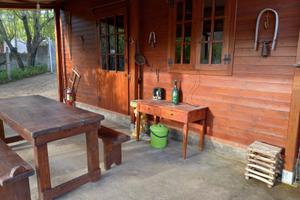 Baita in legno con uliveto e frutteto