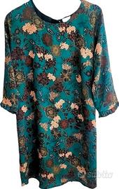 Abito verde bosco con motivi floreali.