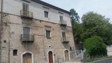 Casa indipendente di 330 m² con più di 5 locali e 