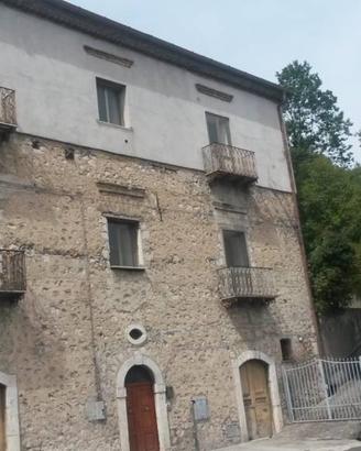Casa indipendente di 330 m² con più di 5 locali e 