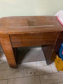 Macchina da cucire e scrivania/tavolino