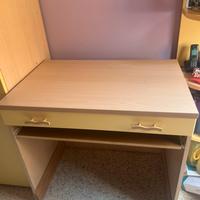 Scrivania in legno chiaro con cassetto -