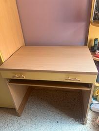 Scrivania in legno chiaro con cassetto -