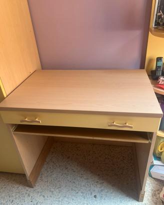 Scrivania in legno chiaro con cassetto -