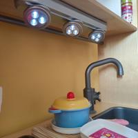 Cucina IKEA in legno con accessori