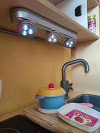 Cucina IKEA in legno con accessori